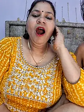 Snapshot of MOM-SUN-COUPLE chatting on March 16, 2025, 5:07 pm MOM-SUN-COUPLE online show from March 16, 2025, 5:07 pm