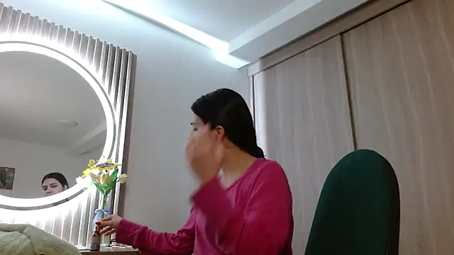 mia  lopez  online show from December 2, 2025, 4:18 am