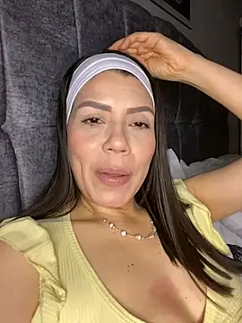 Snapshot of martina_contreras chatting on April 6, 2026, 5:08 am martina contreras online show from April 6, 2026, 5:08 am