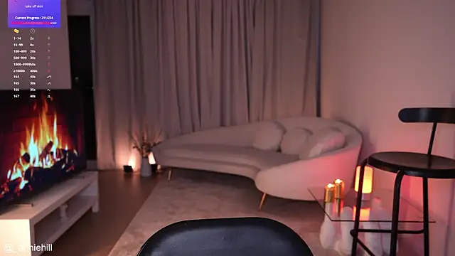 Snapshot of anniehillofficial chatting on February 21, 2025, 7:43 pm anniehillofficial online show from February 21, 2025, 7:43 pm