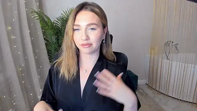 Snapshot of GracefulLook chatting on January 21, 2025, 2:48 pm GracefulLook online show from January 21, 2025, 2:48 pm