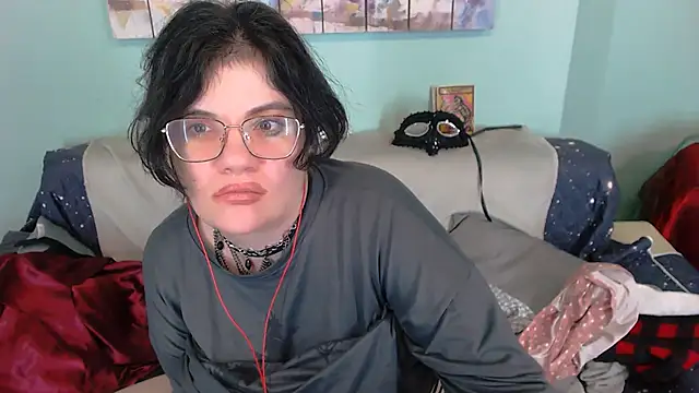 EverlyRays online show from December 21, 2025, 8:49 pm