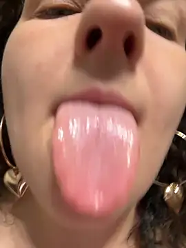 Snapshot of Taisia_W chatting on October 6, 2025, 6:11 am Taisia W online show from October 6, 2025, 6:11 am