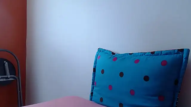 lady hot2xx online show from April 19, 2026, 4:06 pm