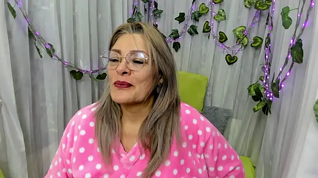 Snapshot of RebeccaThompson chatting on October 14, 2025, 2:56 am RebeccaThompson online show from October 14, 2025, 2:56 am