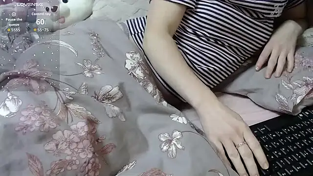 Snapshot of Viktoriiya_bald chatting on November 25, 2025, 12:10 am Viktoriiya bald online show from November 25, 2025, 12:10 am