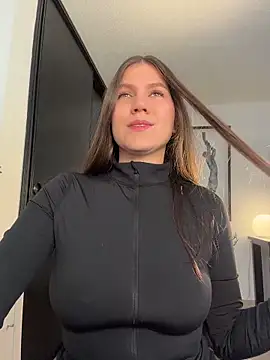 AmelieLaurent  online show from May 5, 2026, 11:57 pm