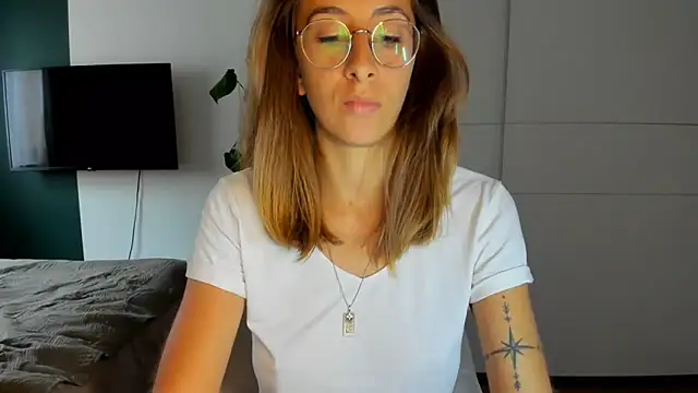 Snapshot of DesireMore90 chatting on September 16, 2025, 1:23 pm DesireMore90 online show from September 16, 2025, 1:23 pm