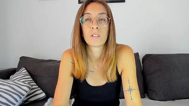 Snapshot of DesireMore90 chatting on September 25, 2025, 2:21 pm DesireMore90 online show from September 25, 2025, 2:21 pm