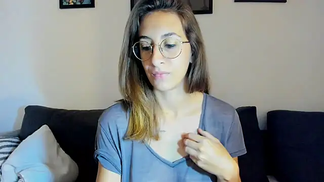 Snapshot of DesireMore90 chatting on October 16, 2025, 7:37 pm DesireMore90 online show from October 16, 2025, 7:37 pm