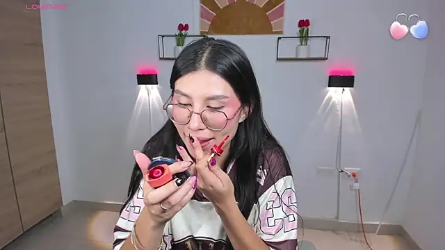 Snapshot of emily_villamil chatting on May 1, 2026, 4:00 pm emily villamil online show from May 1, 2026, 4:00 pm