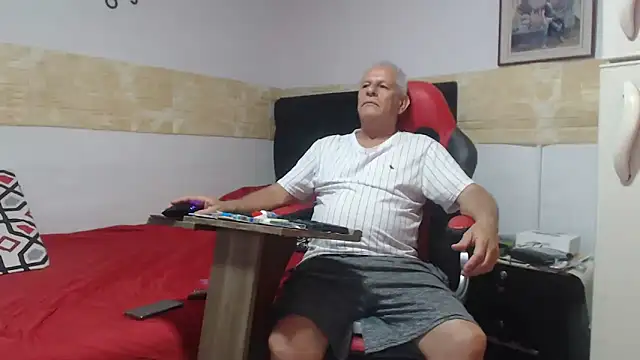 VALENTINO1983  online show from September 9, 2025, 11:26 pm