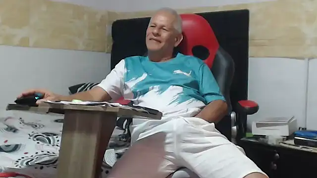 VALENTINO1983  online show from October 3, 2025, 3:36 am