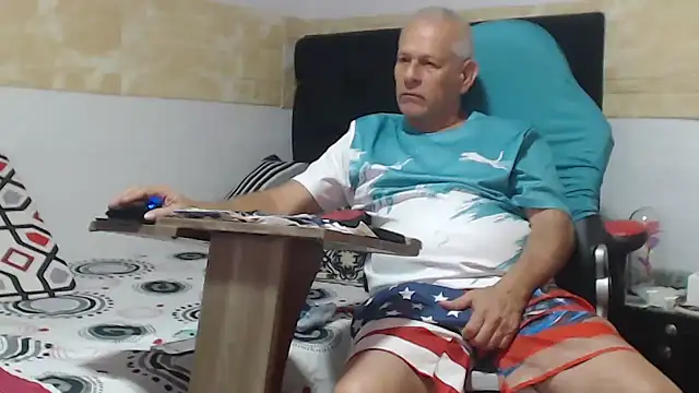 VALENTINO1983  online show from October 7, 2025, 2:42 am