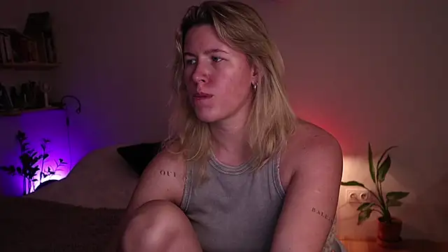 moonamii online show from November 12, 2025, 7:24 pm