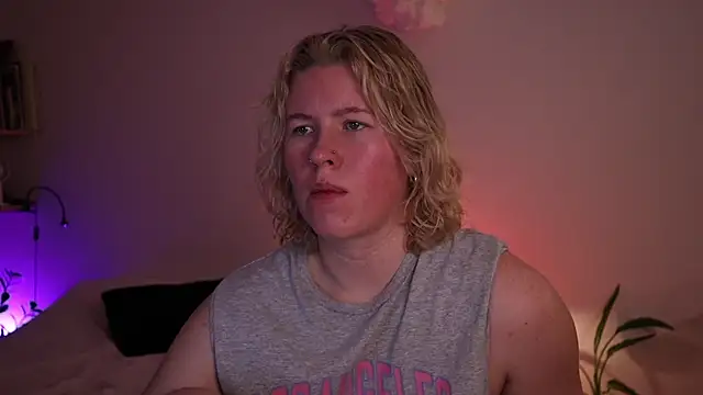 moonamii online show from December 19, 2025, 2:57 pm