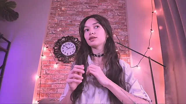 Snapshot of VivianLy_ chatting on November 7, 2025, 12:16 pm VivianLy online show from November 7, 2025, 12:16 pm