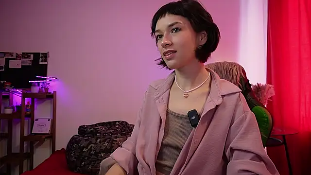 VivianLy  online show from February 15, 2026, 10:47 am