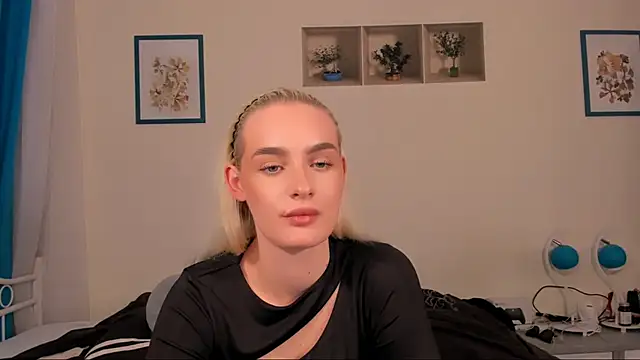 Snapshot of OliviaKisss chatting on April 15, 2026, 7:32 pm OliviaKisss online show from April 15, 2026, 7:32 pm