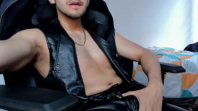 Snapshot of Tommy_Bred chatting on July 10, 2026, 7:38 pm Tommy Bred online show from July 10, 2026, 7:38 pm