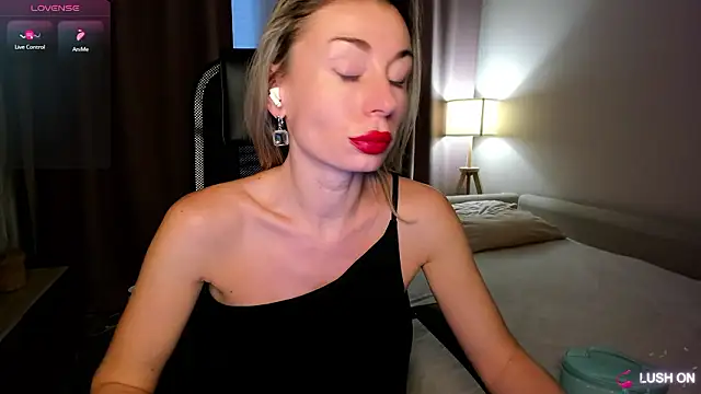 Snapshot of DannaEvan chatting on February 14, 2026, 11:40 am DannaEvan online show from February 14, 2026, 11:40 am