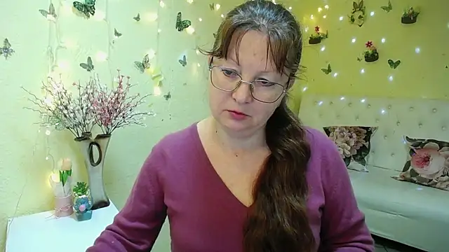 Snapshot of VanessaHotts chatting on April 18, 2026, 5:11 am VanessaHotts online show from April 18, 2026, 5:11 am
