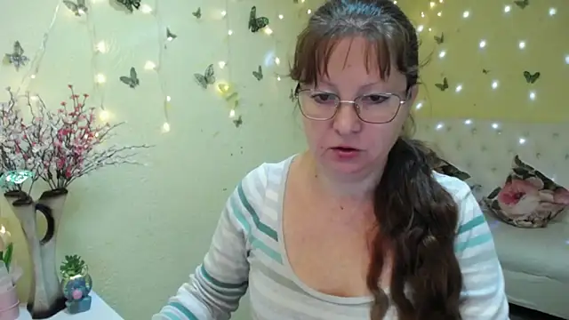 Snapshot of VanessaHotts chatting on May 1, 2026, 5:01 am VanessaHotts online show from May 1, 2026, 5:01 am