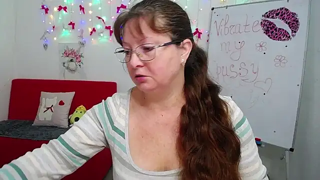 Snapshot of VanessaHotts chatting on May 2, 2026, 5:01 am VanessaHotts online show from May 2, 2026, 5:01 am