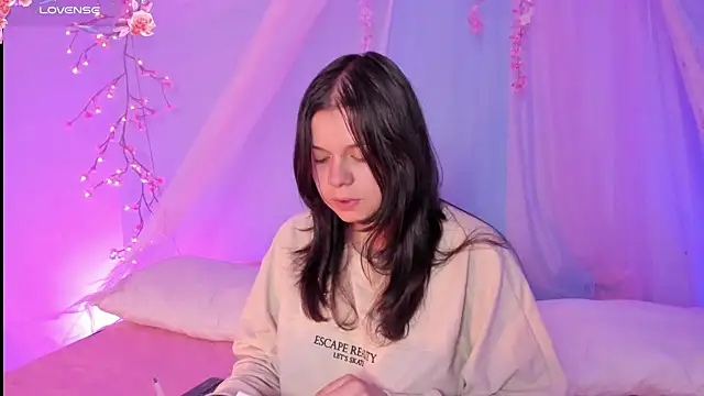 Snapshot of Mey_moon chatting on July 4, 2026, 3:13 am Mey moon online show from July 4, 2026, 3:13 am