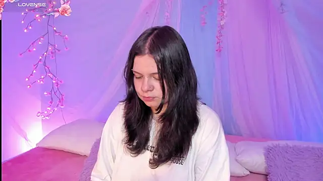 Snapshot of Mey_moon chatting on July 7, 2026, 3:42 am Mey moon online show from July 7, 2026, 3:42 am