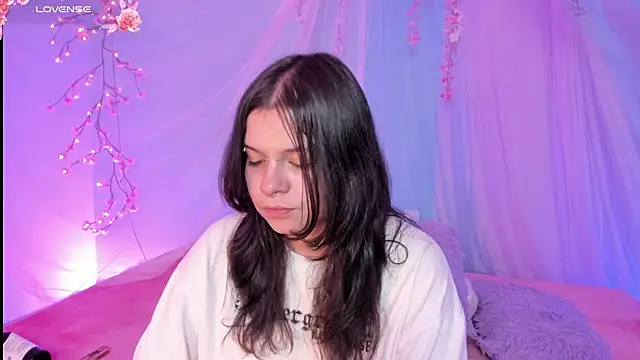 Snapshot of Mey_moon chatting on July 7, 2026, 6:47 am Mey moon online show from July 7, 2026, 6:47 am