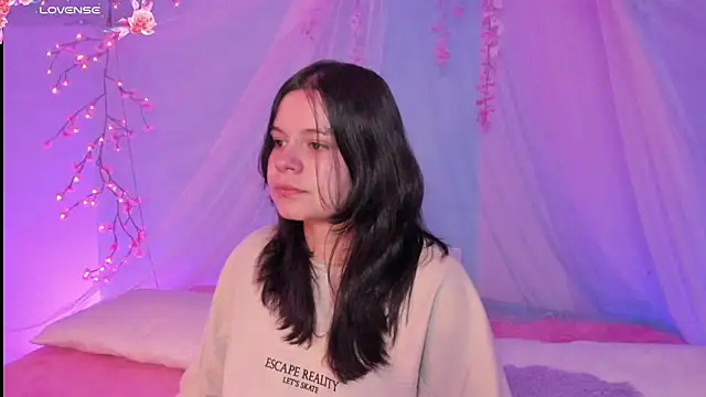 Snapshot of Mey_moon chatting on July 13, 2026, 2:03 am Mey moon online show from July 13, 2026, 2:03 am