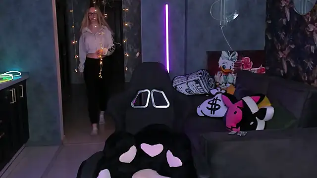 Blckmirrorr online show from April 19, 2026, 5:01 pm