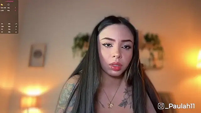 Snapshot of Paulah_x chatting on November 15, 2025, 9:43 pm Paulah x online show from November 15, 2025, 9:43 pm