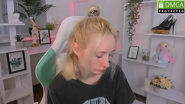 Snapshot of Katia_Kim chatting on October 23, 2025, 5:40 am Katia Kim online show from October 23, 2025, 5:40 am