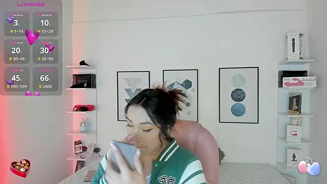 Snapshot of cristal__hot_1 chatting on February 2, 2025, 4:05 am cristal  hot 1 online show from February 2, 2025, 4:05 am
