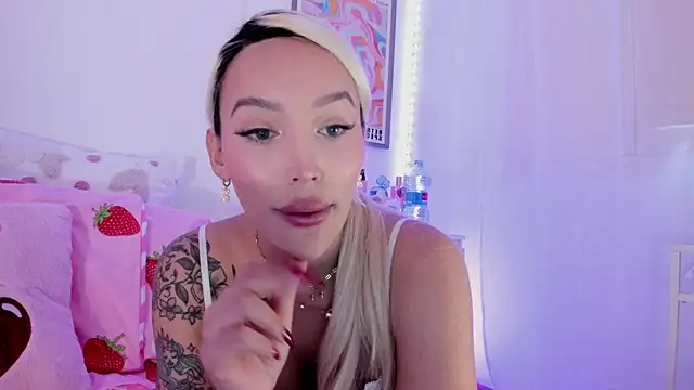 Snapshot of _viioletweekend_ chatting on February 25, 2025, 4:31 pm viioletweekend online show from February 25, 2025, 4:31 pm