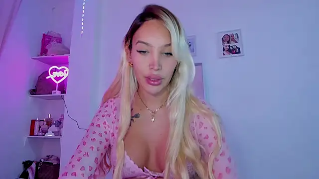 Snapshot of _viioletweekend_ chatting on December 1, 2025, 7:30 pm viioletweekend online show from December 1, 2025, 7:30 pm