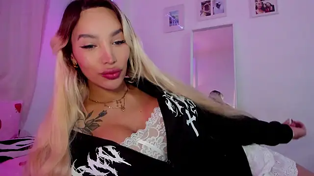 Snapshot of _viioletweekend_ chatting on December 4, 2025, 11:24 pm viioletweekend online show from December 4, 2025, 11:24 pm