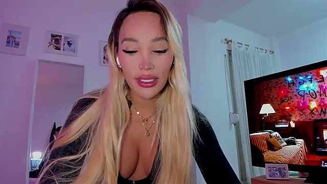 Snapshot of _viioletweekend_ chatting on December 16, 2025, 8:47 pm viioletweekend online show from December 16, 2025, 8:47 pm