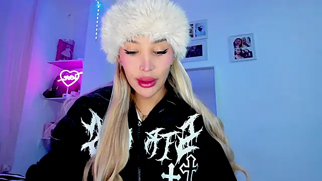  viioletweekend  online show from February 14, 2026, 8:05 pm