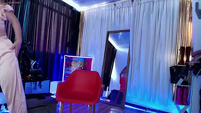 Snapshot of LatexDevil_Blondie chatting on February 24, 2025, 1:10 pm LatexDevil Blondie online show from February 24, 2025, 1:10 pm