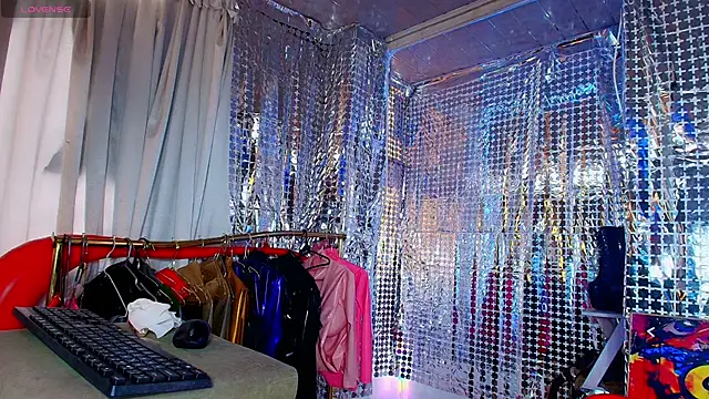 Snapshot of LatexDevil_Blondie chatting on December 1, 2025, 3:50 pm LatexDevil Blondie online show from December 1, 2025, 3:50 pm