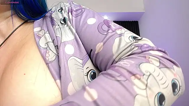 Snapshot of alicia_moom chatting on January 18, 2025, 11:00 pm alicia moom online show from January 18, 2025, 11:00 pm