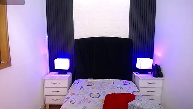 Snapshot of alicia_moom chatting on February 26, 2025, 6:54 pm alicia moom online show from February 26, 2025, 6:54 pm