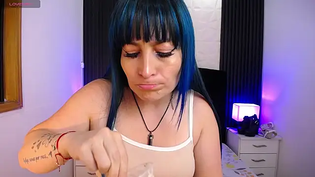 Snapshot of alicia_moom chatting on February 28, 2025, 7:03 pm alicia moom online show from February 28, 2025, 7:03 pm