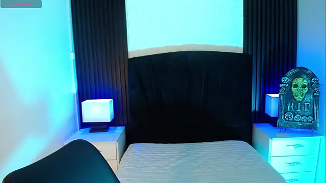 Snapshot of alicia_moom chatting on October 31, 2025, 1:45 pm alicia moom online show from October 31, 2025, 1:45 pm