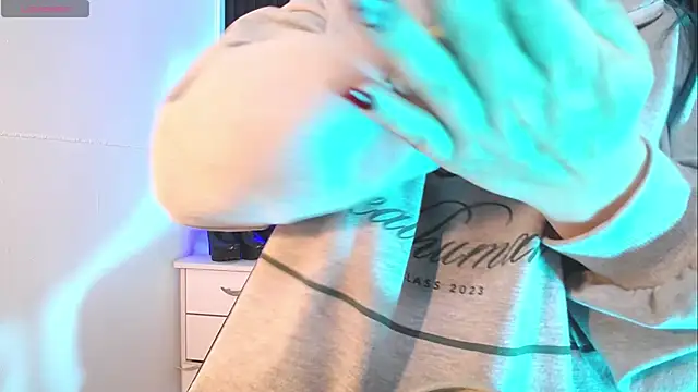 Snapshot of alicia_moom chatting on November 3, 2025, 5:58 pm alicia moom online show from November 3, 2025, 5:58 pm