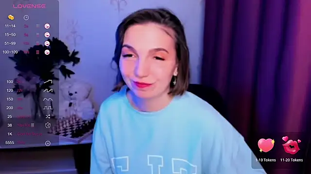 Snapshot of KindHazelHere_ chatting on November 4, 2025, 9:03 pm KindHazelHere online show from November 4, 2025, 9:03 pm