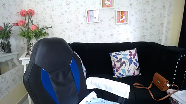 Snapshot of mature_martina chatting on February 9, 2025, 6:37 pm mature martina online show from February 9, 2025, 6:37 pm